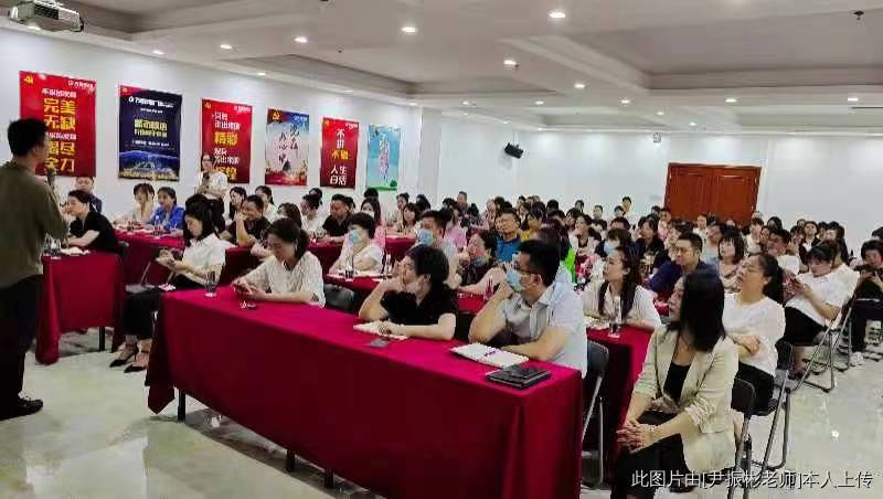 尹振彬:萬(wàn)居市場(chǎng)：《新?tīng)I(yíng)銷(xiāo)賦能培訓(xùn)》自媒體賦能實(shí)體經(jīng)濟(jì)，助力業(yè)績(jī)倍增